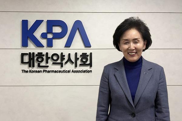 끝장을 보는 리더, 여성 최초 대한약사회 회장 권영희 동문