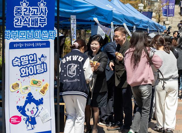 "간식도 응원도, 에코백에 담아드려요" 중간고사 간식 배부도 친환경으로