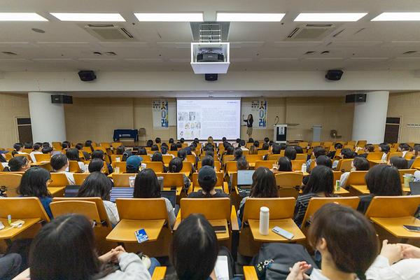 웹툰 '정년이' 서이레 작가, 중앙도서관 특강 "대학 시절 경험이 창작의 뿌리"