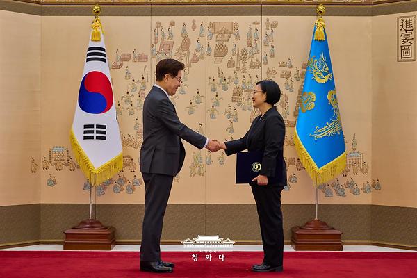 SMWU Alumna Han Seong-sook Named Prime Minister — First in University's History